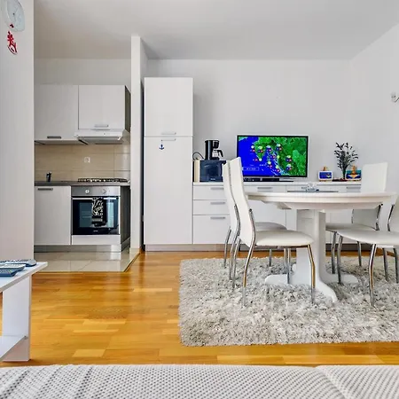 Modern In Peaceful Area - 아파트 자다르