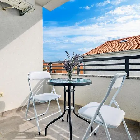 Modern In Peaceful Area - Apartman