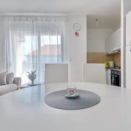 Modern In Peaceful Area - 아파트 자다르
