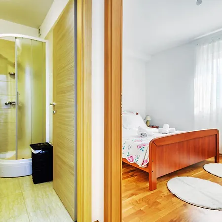 Modern In Peaceful Area - 아파트 자다르