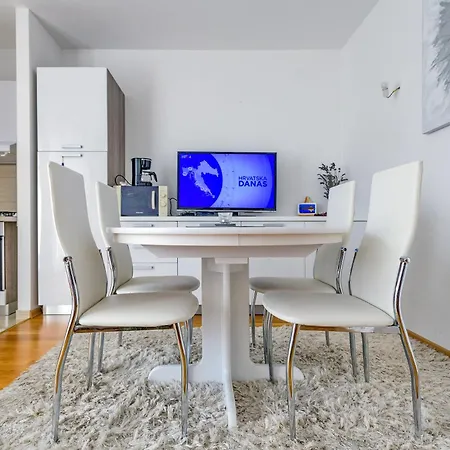 Modern In Peaceful Area - 자다르