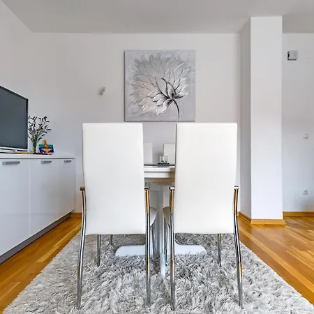 Modern In Peaceful Area - * 자다르