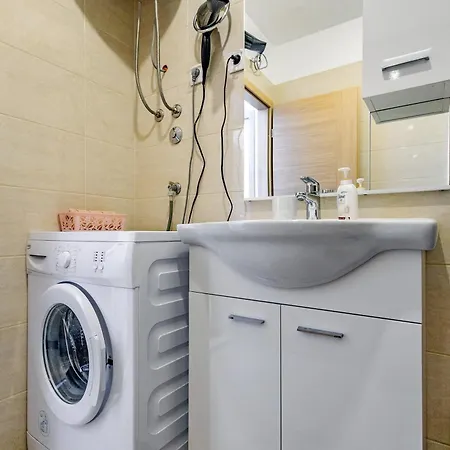 Modern In Peaceful Area - 아파트 자다르