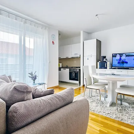 Modern In Peaceful Area - 아파트 자다르