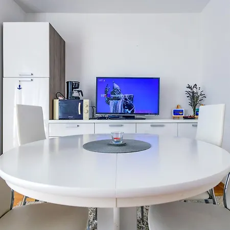 Modern In Peaceful Area - 아파트 자다르
